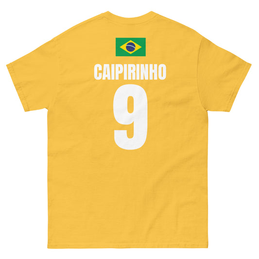Gelbes Sauf T-Shirt mit Brasilien-Flagge am oberen Rücken, Name CAIPIRINHO und Rückennummer 9, Freisteller.