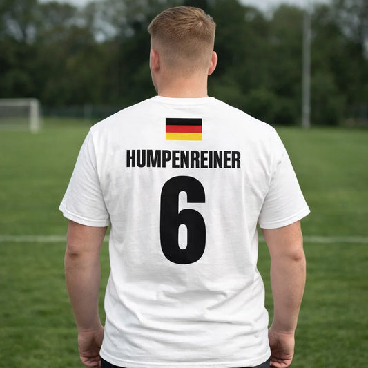 Weißes Deutschland T-Shirt, Rückseite getragen von Mann am Sportplatz, Name HUMPENREINER und Nummer 6 mit Flagge