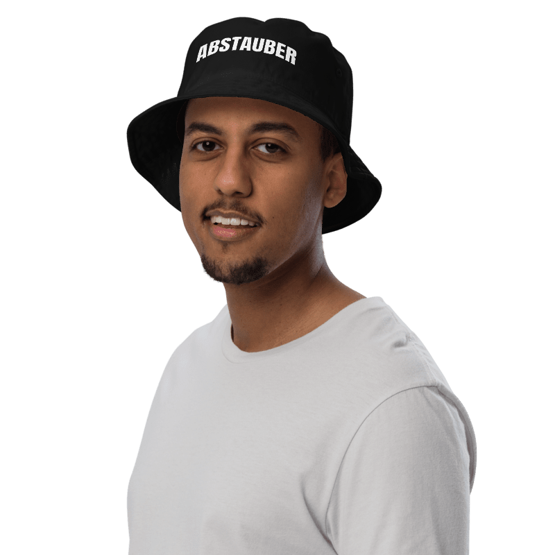 Mann trägt schwarzen Fischerhut mit Spruch „Abstauber“; Fischerhut personalisieren mit Wunschtext als Beispielmotiv