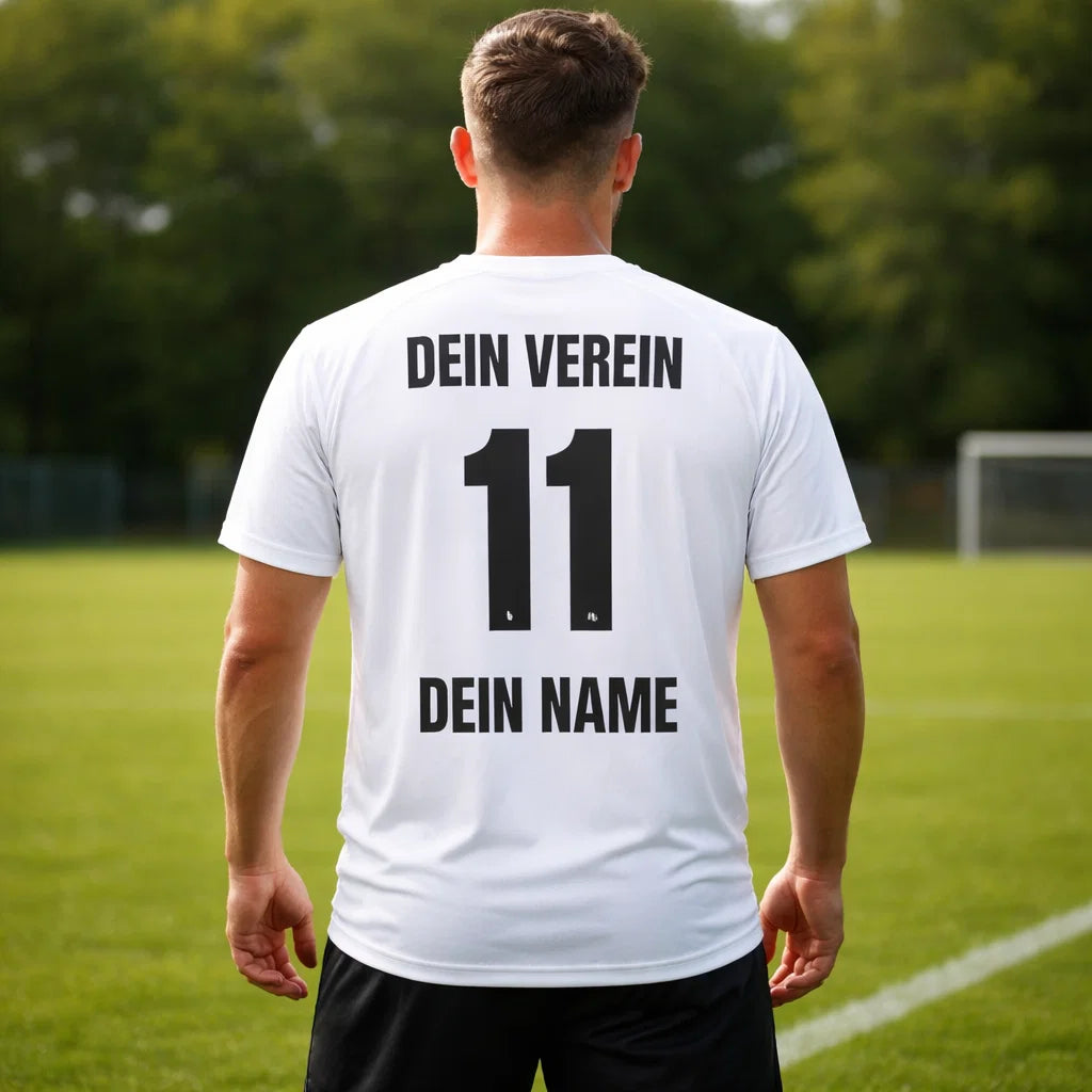 Weißes Fantrikot, Rückansicht getragen von Mann auf dem Sportplatz mit „DEIN VEREIN“, Nummer 11 und „DEIN NAME“.