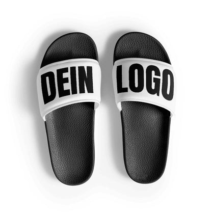 Schwarze Adiletten mit „DEIN LOGO“ auf weißem Riemen, Frontansicht als Paar, Adiletten personalisieren mit Wunschmotiv