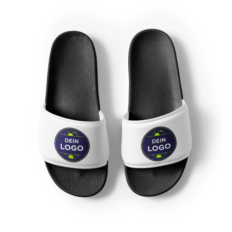Schwarze Adiletten mit „DEIN LOGO“ auf weißem Riemen, Frontansicht als Paar, Adiletten personalisieren mit Wunschmotiv