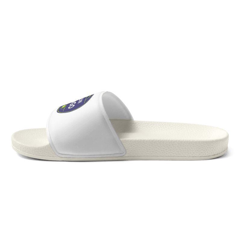 Seitenansicht links: weiße Adilette mit „DEIN LOGO“ auf dem Riemen, Adiletten mit Logo bedrucken als Vereinsmotiv