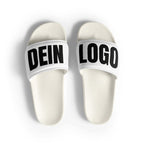 Weiße Adiletten als Paar in Draufsicht, „DEIN LOGO“ auf dem weißen Riemen sichtbar, Adiletten mit Logo für Gruppen
