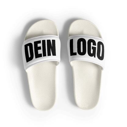Weiße Adiletten als Paar in Draufsicht, „DEIN LOGO“ auf dem weißen Riemen sichtbar, Adiletten mit Logo für Gruppen