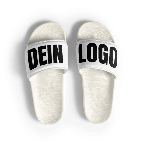 Weiße Adiletten als Paar in Draufsicht, „DEIN LOGO“ auf dem weißen Riemen sichtbar, Adiletten mit Logo für Gruppen