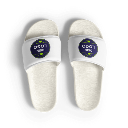 Weiße Adiletten als Paar in Draufsicht, „DEIN LOGO“ auf dem weißen Riemen sichtbar, Adiletten mit Logo für Gruppen