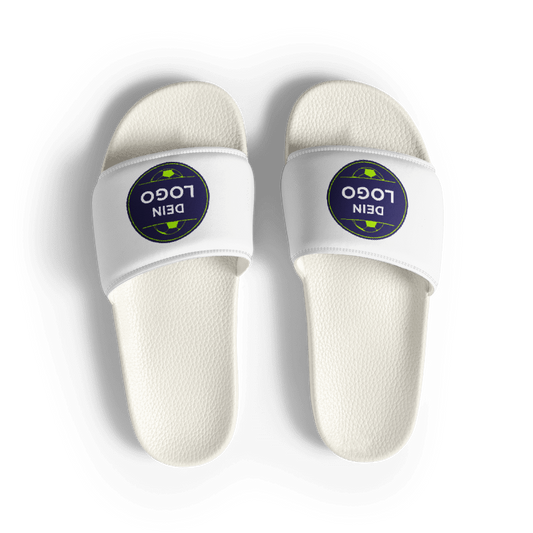 Weiße Adiletten als Paar in Draufsicht, „DEIN LOGO“ auf dem weißen Riemen sichtbar, Adiletten mit Logo für Gruppen