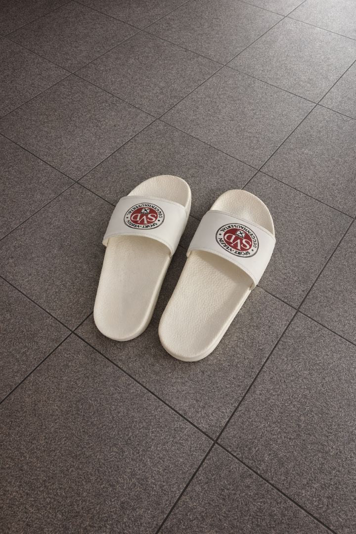 Weiße Adiletten mit SV-Deggenhausertal-Logo auf dem Riemen, Draufsicht (Adiletten personalisieren)