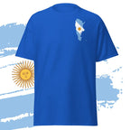 Vorderseite dunkelblaues WM T-Shirt für Argentinien mit Argentinien-Flagge als kleines Brustmotiv.