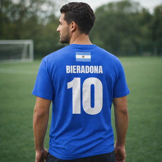 Auf dem Sportplatz getragen von Mann: dunkelblaues Argentinien Sauf T-Shirt mit Bieradona und Nummer 10 am Rücken.
