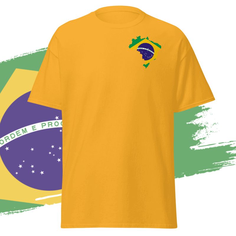 Vorderseite eines gelben Brasilien T-Shirt mit kleinem Brust-Badge in Landesform und Brasilien-Flagge.