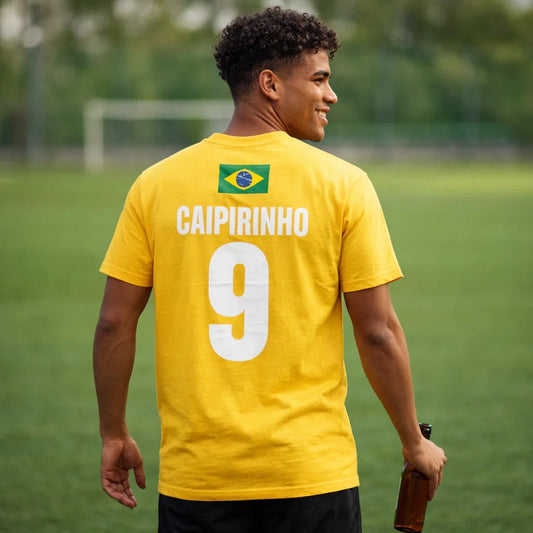 Gelbes Saufshirt für Brasilien, getragen von einem Mann auf dem Sportplatz, Rücken mit CAIPIRINHO und Nummer 9.