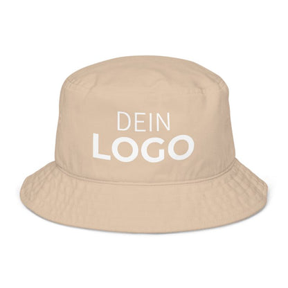 Beiger Fischerhut mit rundem „DEIN LOGO“-Patch, freigestellte Frontansicht – Fischerhut mit Logo