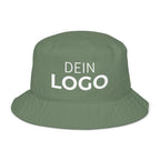 Grüner Fischerhut mit „DEIN LOGO“-Aufdruck, Frontansicht – Fischerhut gestalten