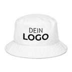 Weißer Fischerhut mit rundem „DEIN LOGO“-Patch, freigestellte Frontansicht – Fischerhut personalisieren