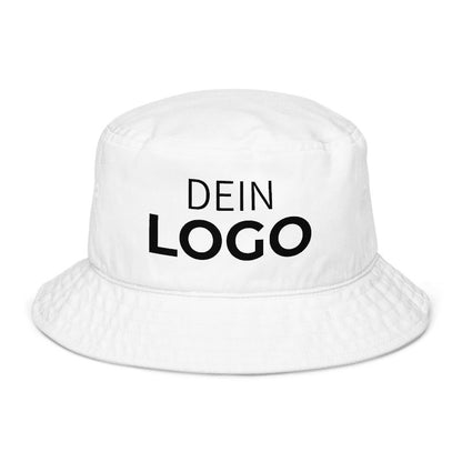 Weißer Fischerhut mit rundem „DEIN LOGO“-Patch, freigestellte Frontansicht – Fischerhut personalisieren