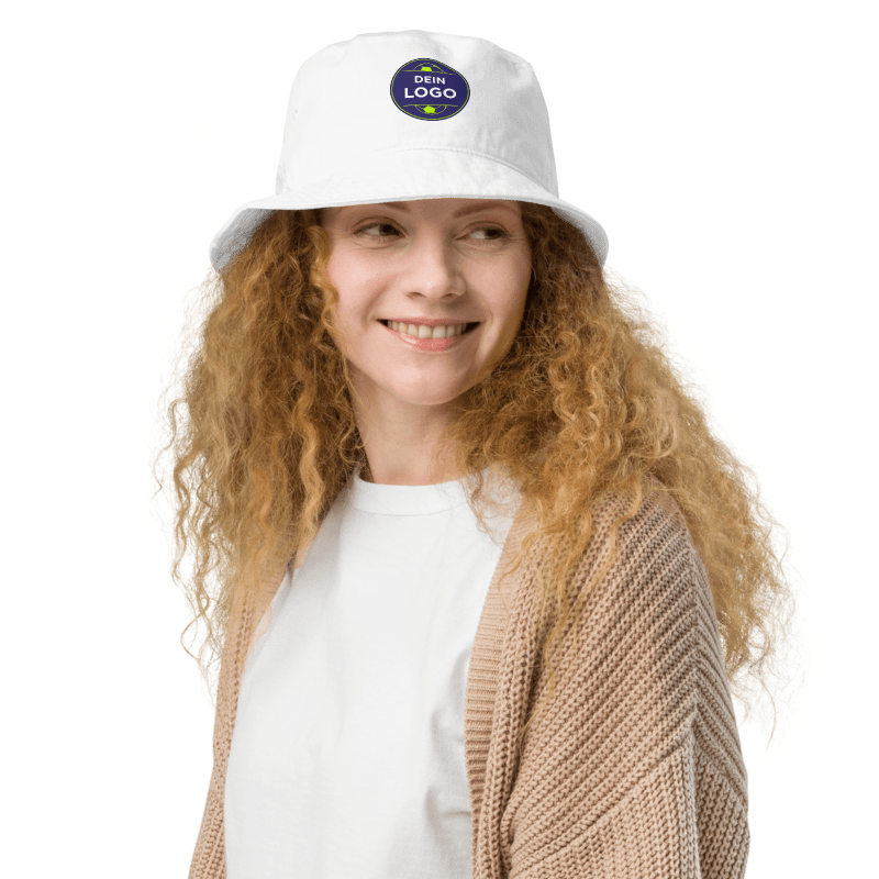 Weißer Fischerhut mit „DEIN LOGO“-Patch, getragen von Frau, Portrait freigestellt – Fischerhut mit Logo