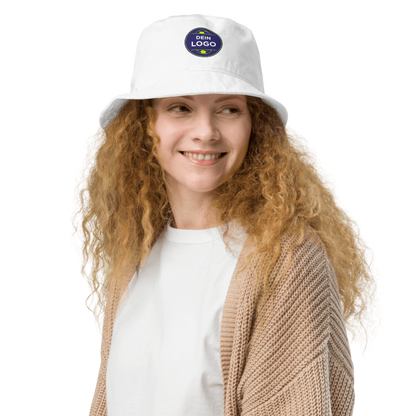 Weißer Fischerhut mit „DEIN LOGO“-Patch, getragen von Frau, Portrait freigestellt – Fischerhut mit Logo