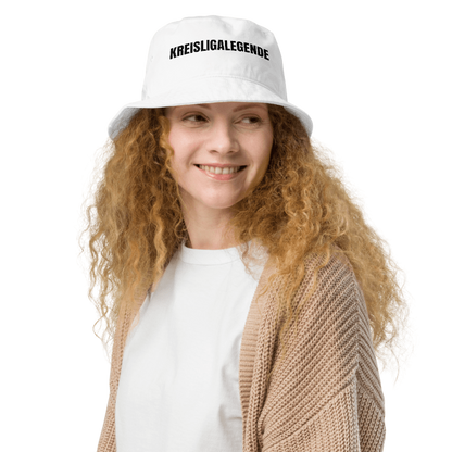 Frau trägt weißen Fischerhut mit Spruch „Kreisligalegende“; Fischerhut selbst personalisieren