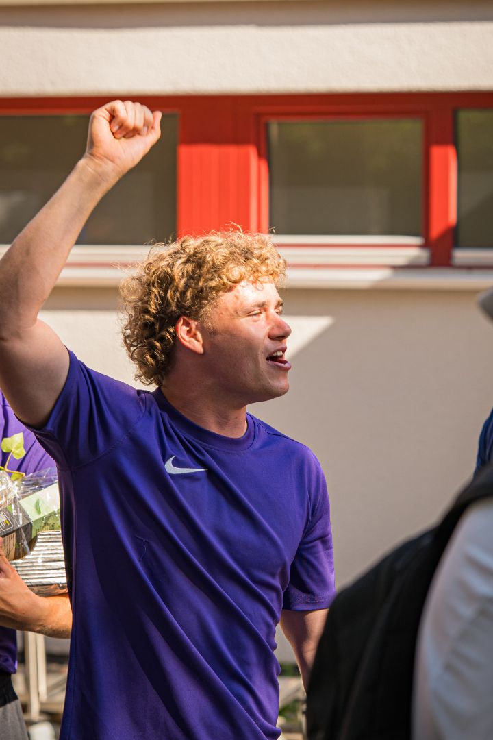 Gründer von KreisKick im Trikot beim Feiern – sportlicher Markenauftritt mit Kreisliga-Vibes