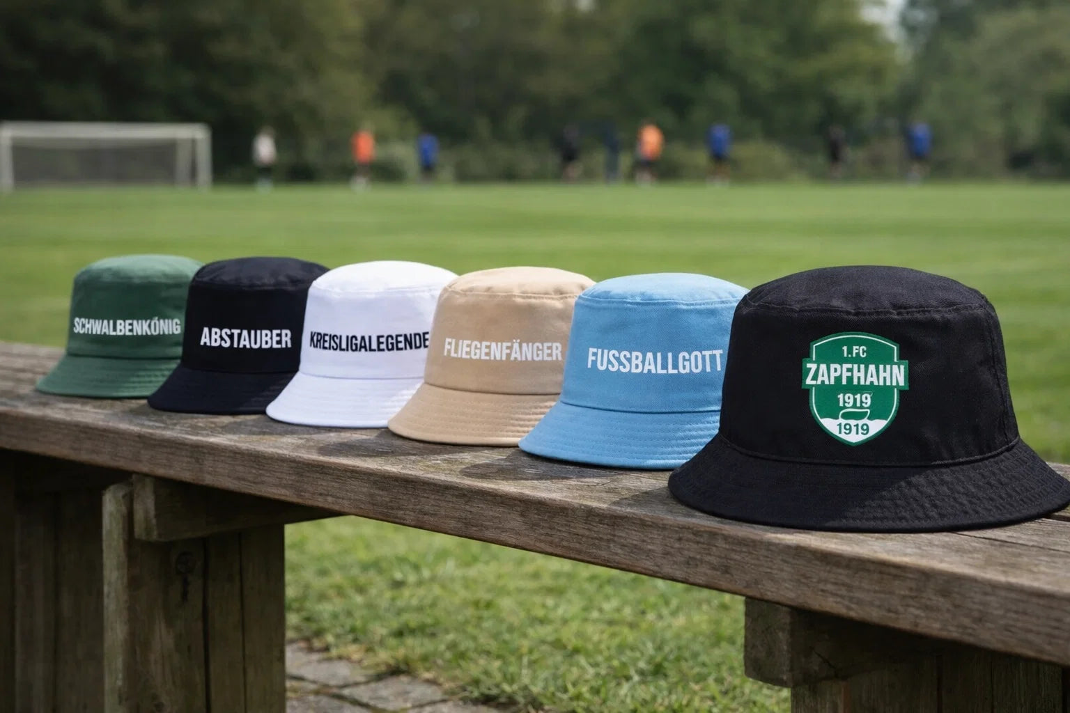 Mehrere Fischerhüte mit Sprüchen und Vereinslogo auf einer Bank (Fischerhüte bedrucken)