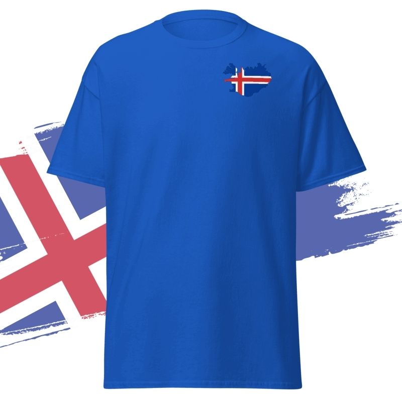 Dunkelblaues Island T-Shirt in Vorderansicht, kleines Island-Badge mit Flaggenmotiv auf der Brust, freigestellt.