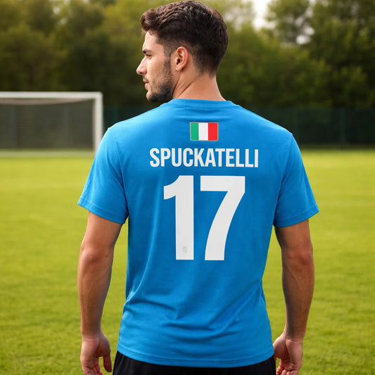 Hellblaues Sauftrikot Italien, getragen von Mann; Rücken mit Italien-Flagge, Name SPUCKATELLI und Nummer 17