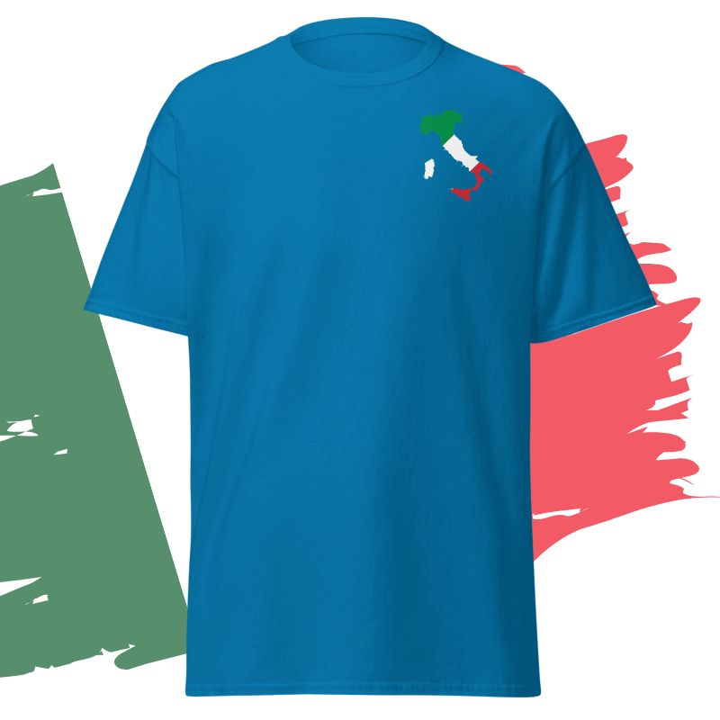 Frontansicht hellblaues WM T-Shirt Italien mit Italien-Flagge als Brustmotiv, freigestellt auf neutralem Hintergrund