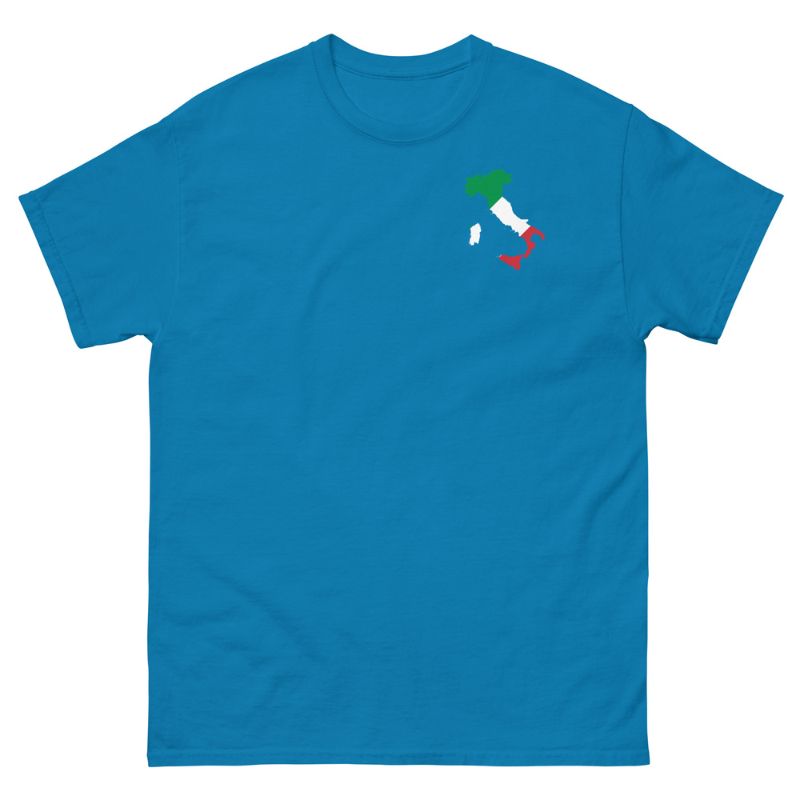 Frontansicht hellblaues WM T-Shirt Italien mit Italien-Flagge als Brustmotiv, freigestellt auf neutralem Hintergrund