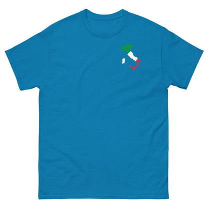 Frontansicht hellblaues WM T-Shirt Italien mit Italien-Flagge als Brustmotiv, freigestellt auf neutralem Hintergrund