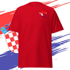 Vorderseite eines roten Kroatien T-Shirt mit kleinem Brust-Badge in Landesform und Kroatien-Flagge.