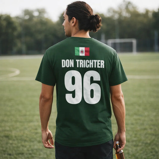 Dunkelgruenes Sauf T-Shirt fuer Mexiko, hinten mit Mexiko-Flagge, DON TRICHTER und Nummer 96, getragen von Mann.