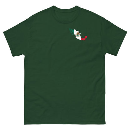Vorderseite eines dunkelgruenen Mexiko T-Shirt mit kleinem Mexiko-Motiv in Flaggenfarben auf der Brust, freigestellt.