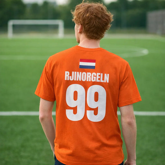 Orangefarbenes Saufshirt für die Niederlande, Rückseite getragen von Mann auf Sportplatz mit RJINORGELN 99 und Niederlande-Flagge.