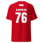 Rückseite eines roten Polen T-Shirt mit Namen „ALKOPOLSKI“, Nummer 76 und Polen-Flagge oben, freigestellt.