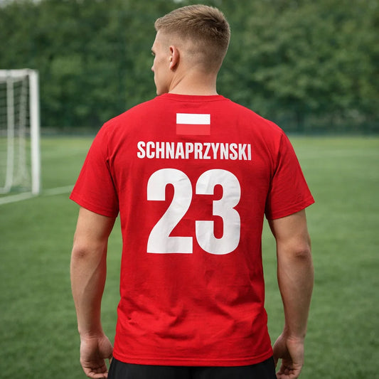 Rotes Polen Sauf T-Shirt mit „SCHNAPRZYNSKI“ und Nummer 23 am Rücken, getragen von Mann auf Sportplatz.