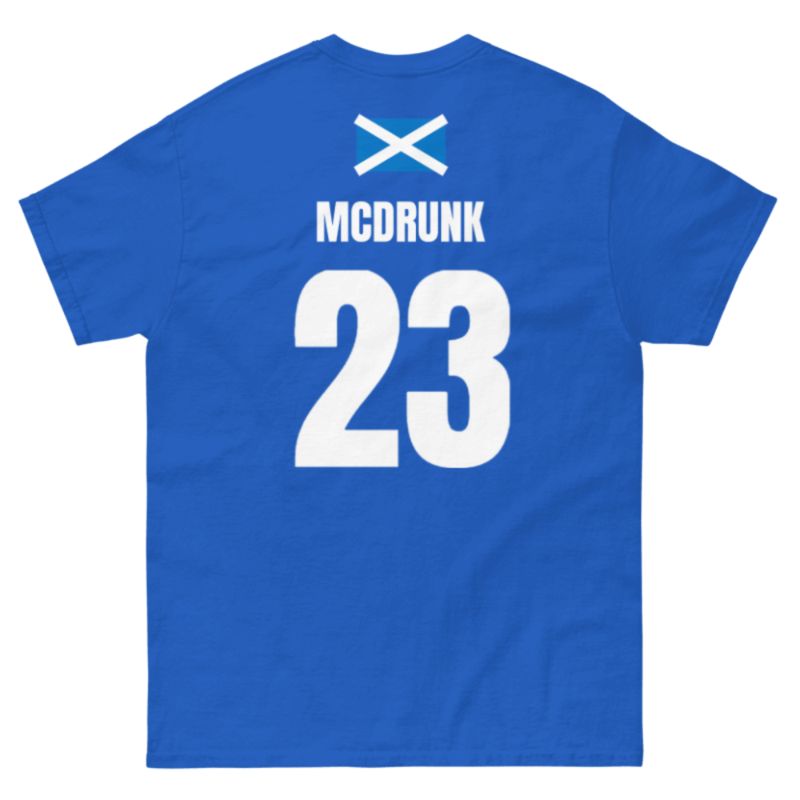 Rückseite eines dunkelblauen Shirts für Schottland mit „MCDRUNK“ und Nummer 23, Flagge am Kragenbereich, Sauftrikot