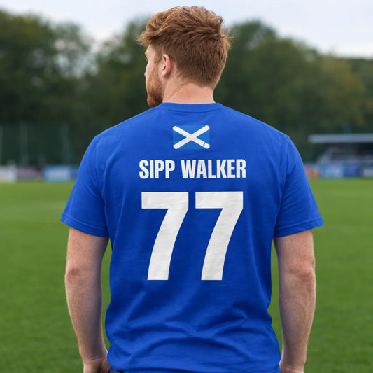 Dunkelblaues Shirt im Schottland-Look, Rückseite „SIPP WALKER“ 77 mit Schottland-Flagge, getragen von Mann auf Sportplatz, Sauftrikot