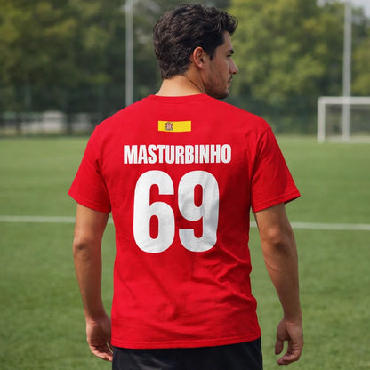 Rotes Spanien Sauftrikot am Sportplatz, getragen von Mann; Rückenprint MASTURBINHO 69 und kleine Spanien-Flagge