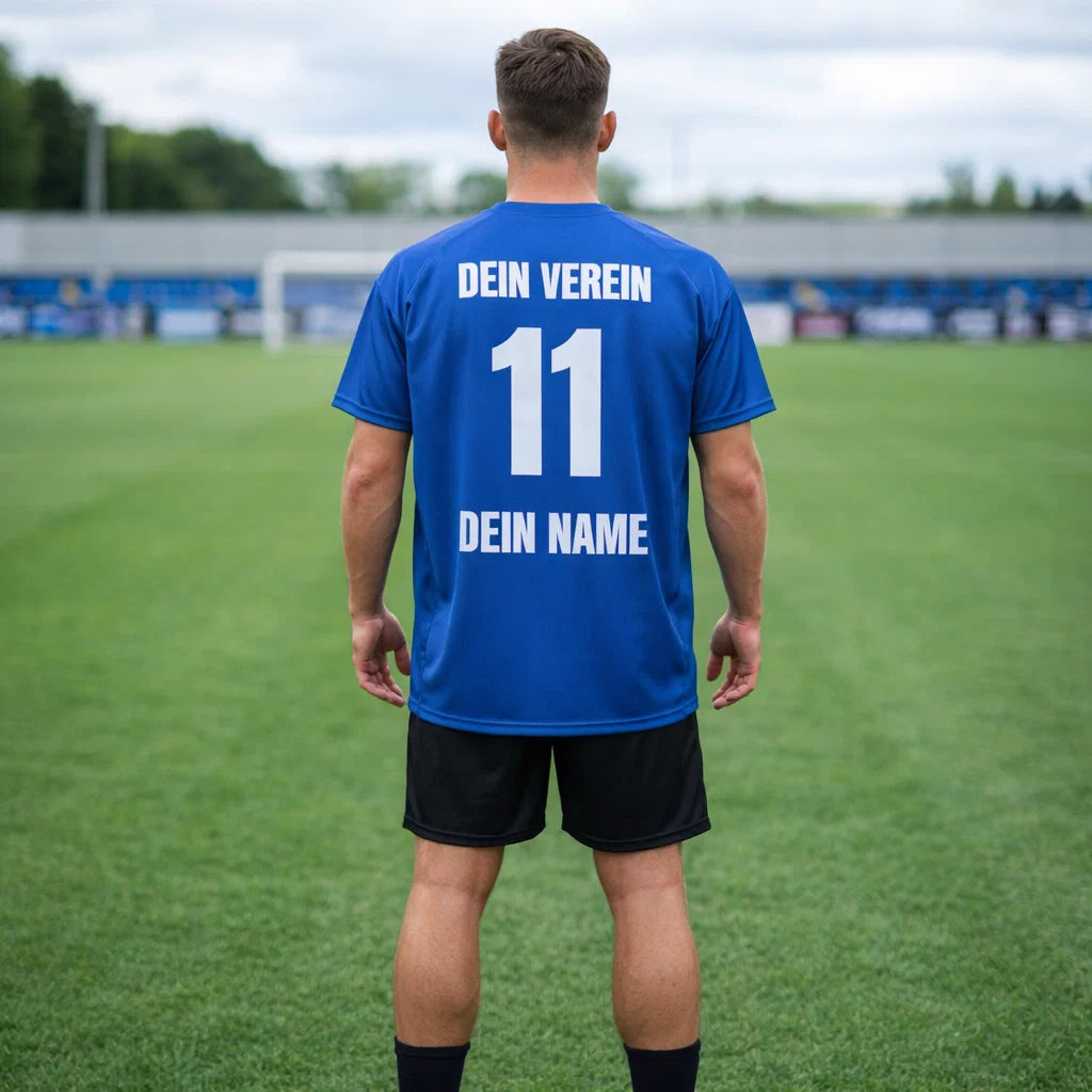 Blaues Trainingsshirt, Rückansicht getragen von Mann auf dem Sportplatz, „DEIN VEREIN“, Nummer 11, „DEIN NAME“.