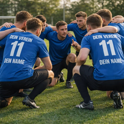 Blaues Fantrikot in Teamszene auf dem Sportplatz, mehrere Spieler im Kreis, „DEIN VEREIN 11“ sichtbar.