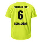 Gelbes Rückseitenmotiv mit „FREIBIER AUF FELD 1“, Rückennummer 6 und „EISENSCHÄDEL.“ auf dem Vereins­trikot.