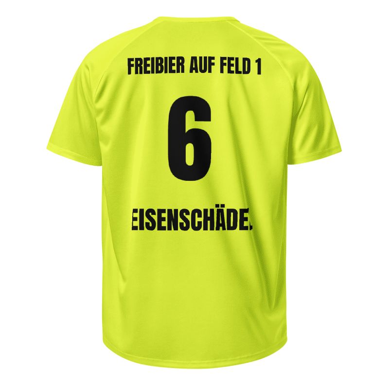 Gelbes Rückseitenmotiv mit „FREIBIER AUF FELD 1“, Rückennummer 6 und „EISENSCHÄDEL.“ auf dem Vereins­trikot.
