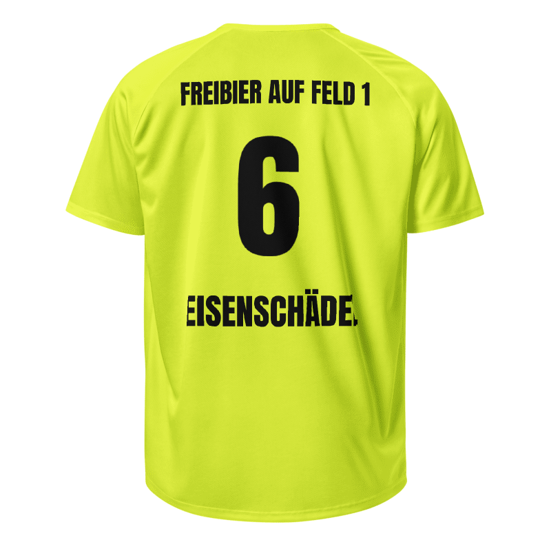 Gelbes Rückseitenmotiv mit „FREIBIER AUF FELD 1“, Rückennummer 6 und „EISENSCHÄDEL.“ auf dem Vereins­trikot.