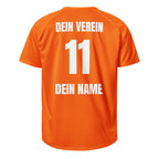 Freigestellte Rückseite in orange mit „DEIN VEREIN“, Nummer 11 und „DEIN NAME“, Vereinstrikot mit Rückennummer.
