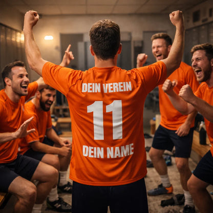 Jubelnde Team-Szene in Kabine, orange Trikot mit „DEIN VEREIN“, Nummer 11 und „DEIN NAME“, Mannschaftstrikot.