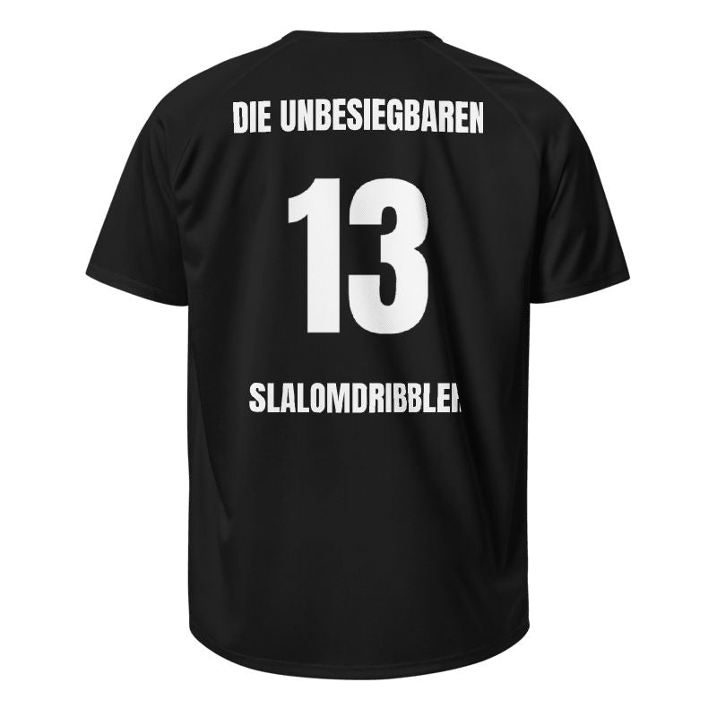 Schwarzes Trikot als Freisteller, Rücken mit „DIE UNBESIEGBAREN“, Nummer 13 und „SLALOMDRIBBLER“, Vereinstrikot.