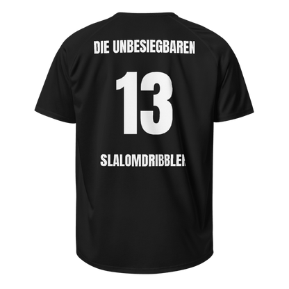 Schwarzes Trikot als Freisteller, Rücken mit „DIE UNBESIEGBAREN“, Nummer 13 und „SLALOMDRIBBLER“, Vereinstrikot.