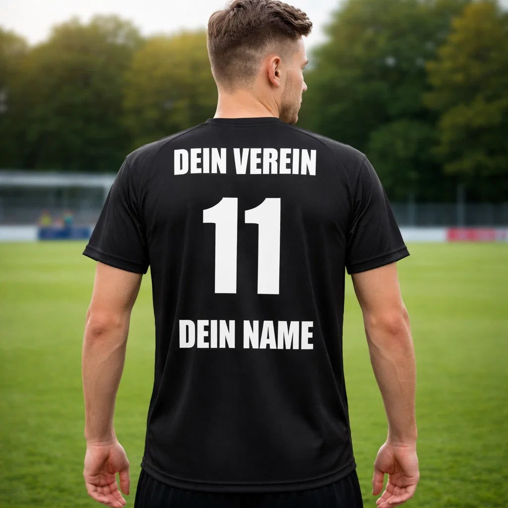 Schwarzes Trikot auf Sportplatz, Rückenprint „DEIN VEREIN“ 11 und „DEIN NAME“, getragen von Mann, Team Trikot.